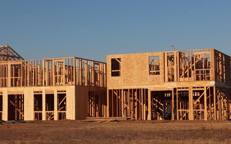 Telai in legno di case nuove in costruzione a Elk Grove, California, durante il giorno.