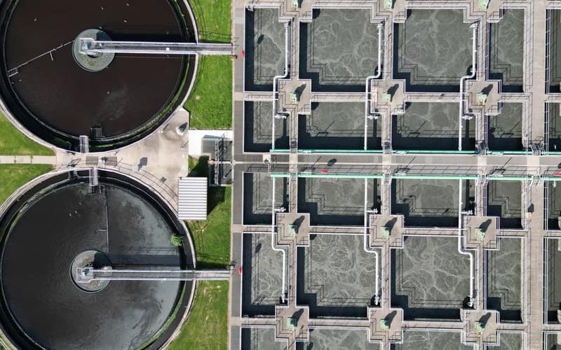 Aerial view of a modern wastewater treatment plant with filtration tanks.