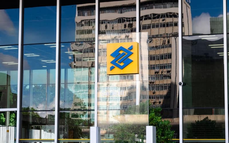 Modern building exterior in Brasília, Brazil, featuring reflective glass and iconic Banco logo.