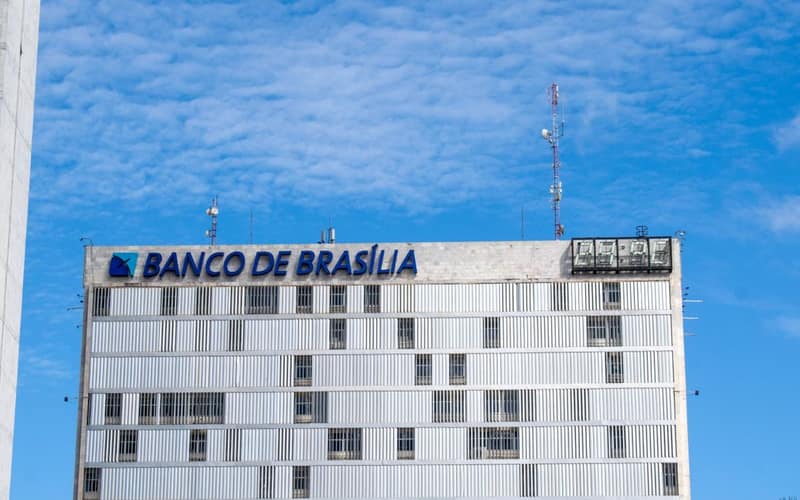 Front view of Banco de Brasília building with a clear blue sky and modern architecture.
